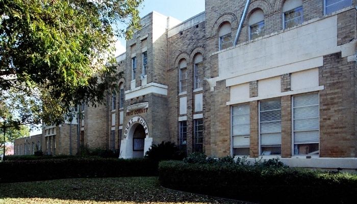 1904 frio courthouse in pearsall texas