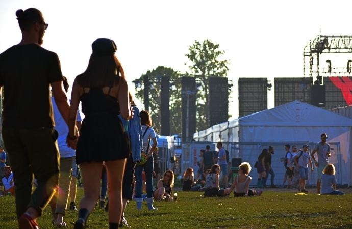 sunny-day-at-a-concert